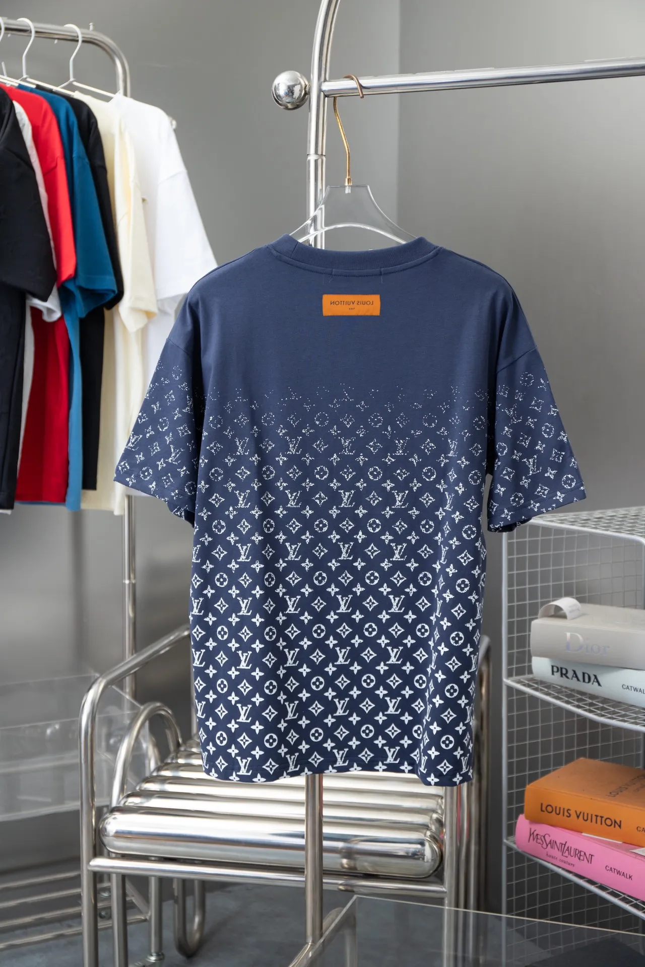 🅿️180 High-quality Lv 2025 early spring new style, MONOGRAM presbyopic gradient short-sleeved T-shirt, which uses digital printing technology to render pixel light and shadow for the Monogram gradient pattern. Its silk-screen texture and knitting effect complement each other, and the logo hardware is customized on the side. Synchronized with the official website, pure cotton fabrics at the counter! Comfortable against the skin, durable and easy to wear, meticulous original craftsmanship, custom-made 260g vat-dyed fabric, very comfortable to the touch, latest brick cabinet synchronization, OS off-shoulder version, fashionable and individual, super versatile and good-looking, very suitable for both men and women, must-have style, hang tag, collar label, washed wheat, complete with three labels S M L XL